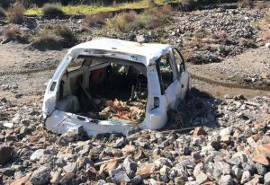 carcassa di automobile ritrovata nel torrente di larderia durante i controlli della polizia municipale di messina