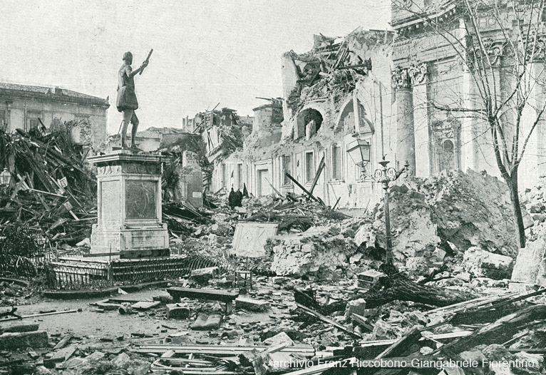 Foto d'epoca. Monumenti mobili: statua di Don Giovanni d'Austria a piazza Annunziata dopo il terremoto del 1908