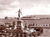 Foto d'epoca: Monumenti mobili: la statua del Nettuno di fronte al palazzo del Senato, alla cortina del Porto di Messina