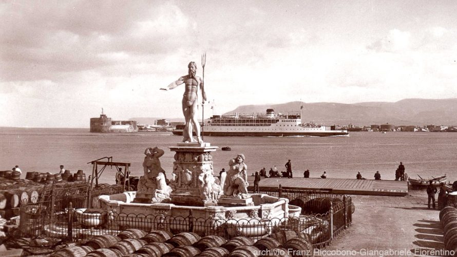 Foto d'epoca: Monumenti mobili: la statua del Nettuno di fronte al palazzo del Senato, alla cortina del Porto di Messina