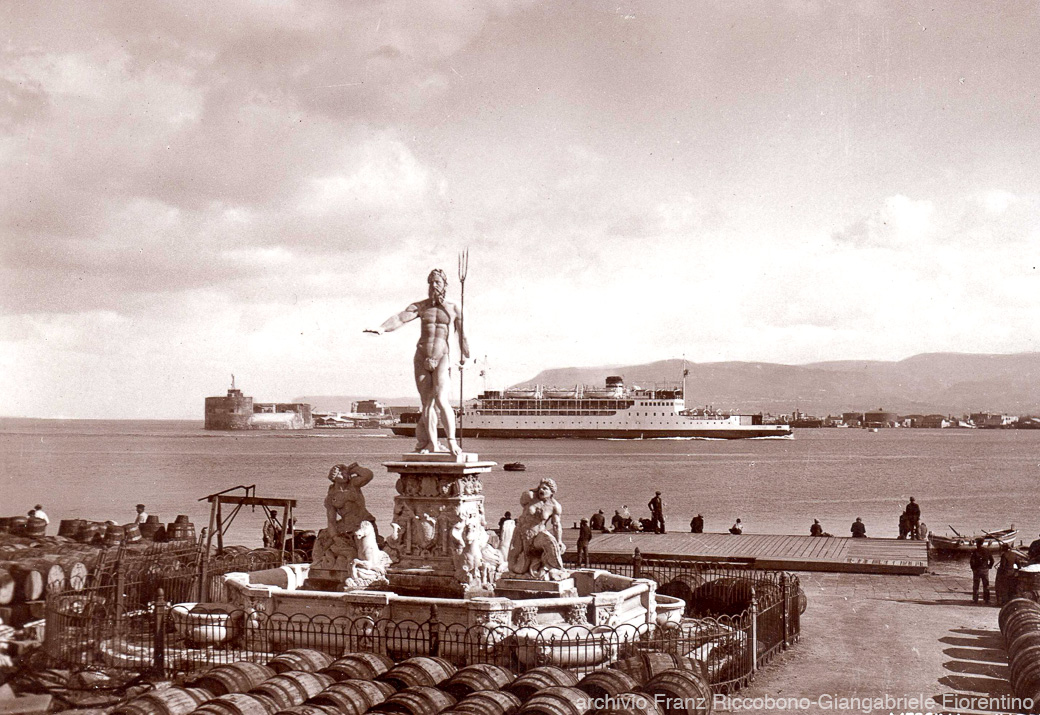 Foto d'epoca: Monumenti mobili: la statua del Nettuno di fronte al palazzo del Senato, alla cortina del Porto di Messina