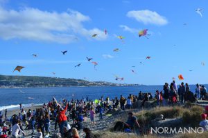 Centinaia di persone in spiaggia per il Festival degli Aquiloni di Messina 2019