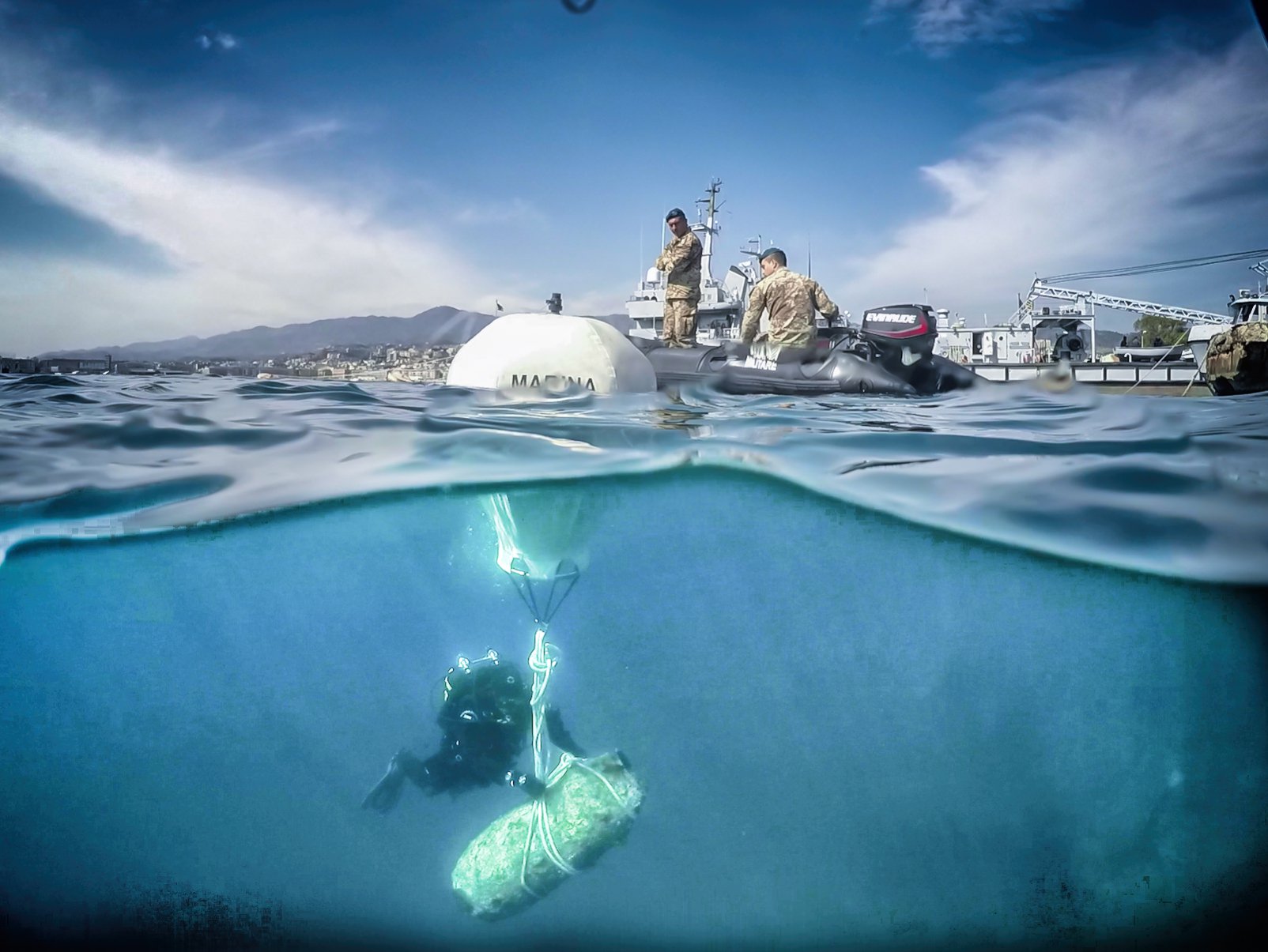 foto de palombari della marina militare al lavoro per disinnescare la bomba nel porto di Messina