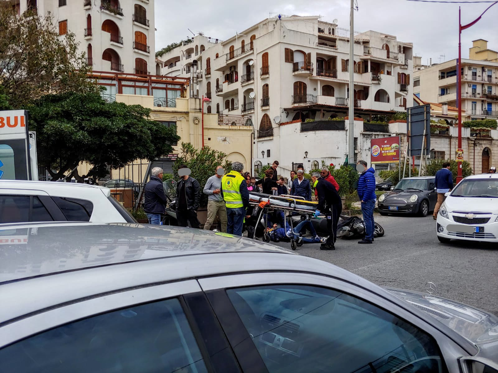Foto dei soccorsi del 118 intervenuti per incidente sulla litoranea di Messina