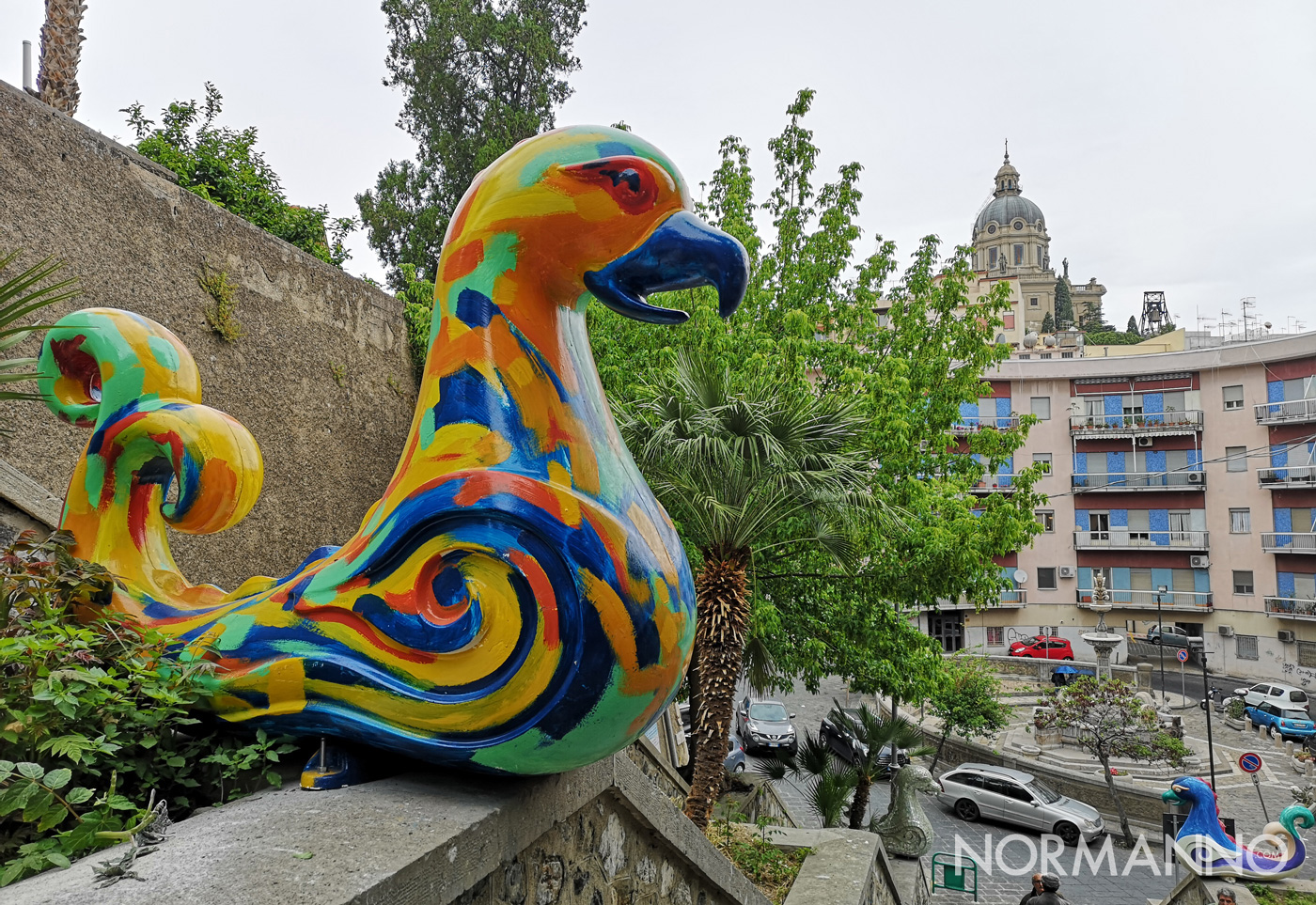 Uno dei mostri marini decorati dagli artisti per la nuova scalinata "rampa della colomba" - Messina