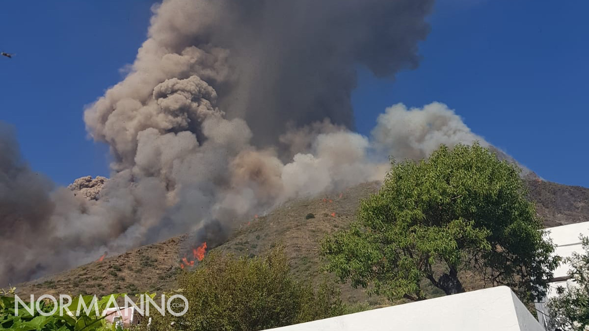Colonna di fumo e incendi su vulcano Stromboli, dopo esplosione