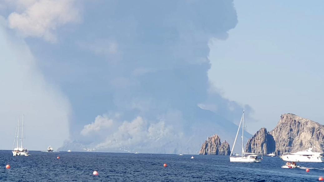 Foto fumo e nubi dense dopo l'esplosione isola stromboli