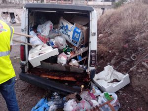 furgoncino bianco trasformato in discarica a sant'agata, messina