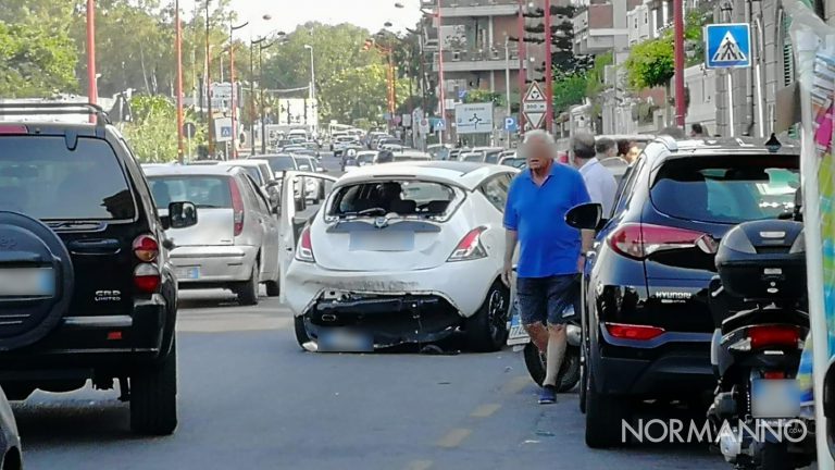 foto veicoli incidentati, tamponamento via consolare pompea