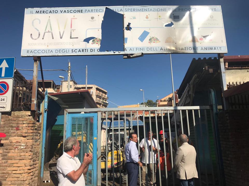 Cateno De Luca al mercato Vascone a Messina per l'inizio dei lavori