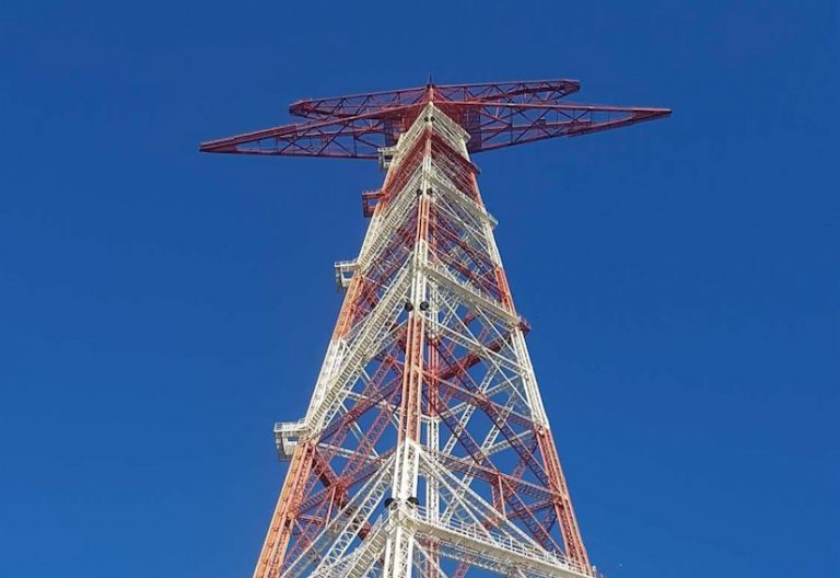 foto della punta del pilone di messina ripresa dal basso