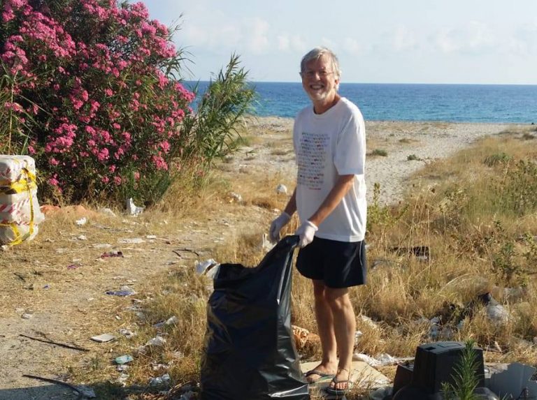 uomo pulisce la spiaggia vicino al lido spiaggia d'oro di messina