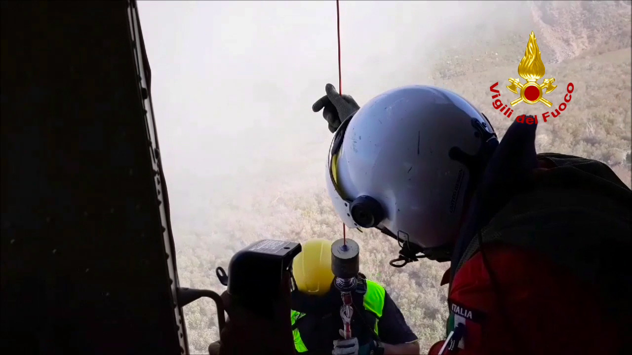 i vigili del fuoco recuperano un escursionista disperso a vulcano1