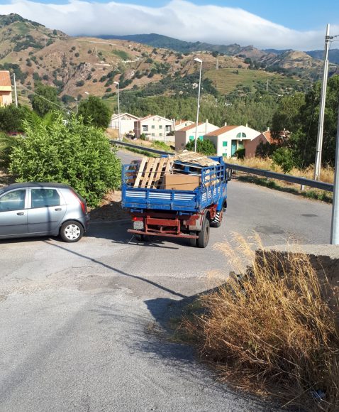 Abbandona rifiuti a Santa Lucia sopra Contesse incivile beccato e