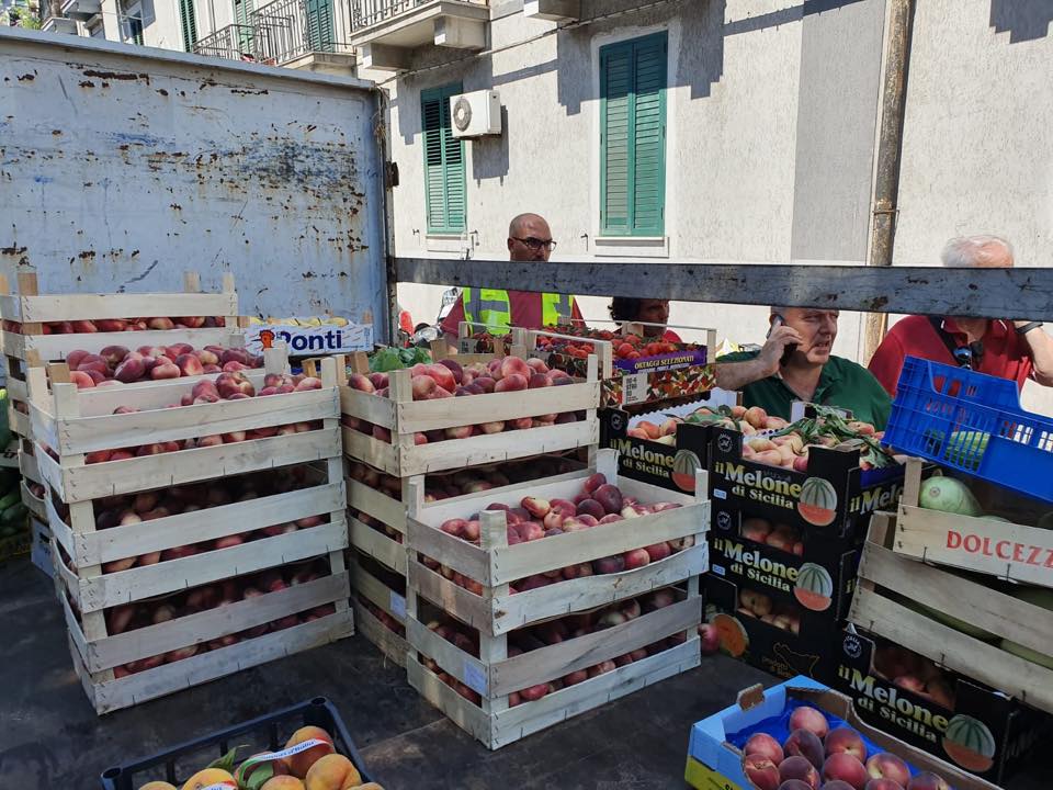 sequestro di 1500kg di frutta sul viale europa a messina