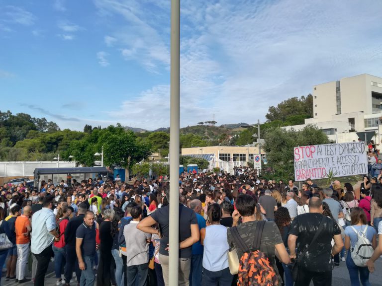 studenti protestano contro il test d'ingresso presso il polo papardo dell'università
