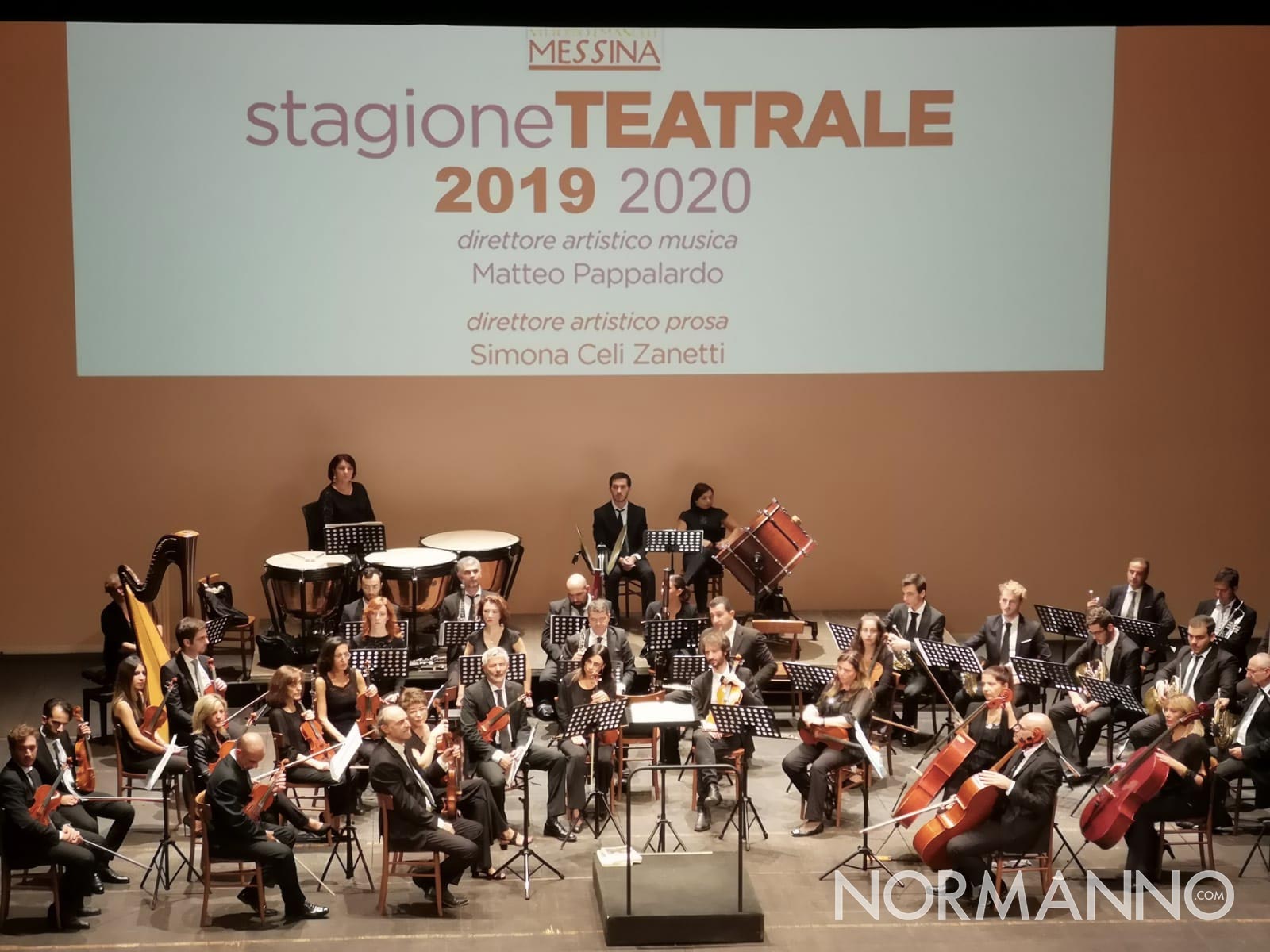 Foto dell'orchestra del Teatro Vittorio Emanuele di Messina