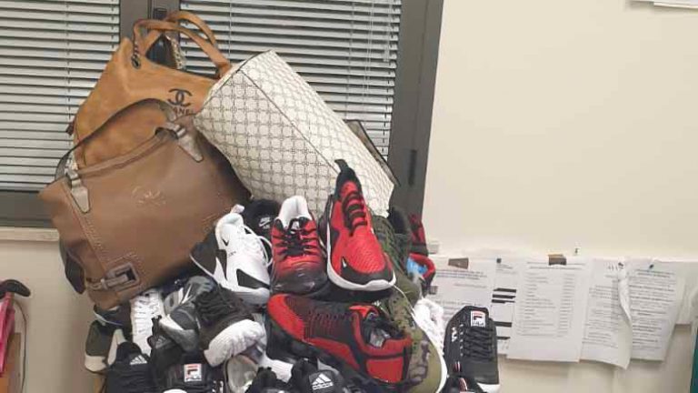 foto di borse e scarpe risultato del sequestro vestiti griffati falsi a capo d'orlando in provincia di messina