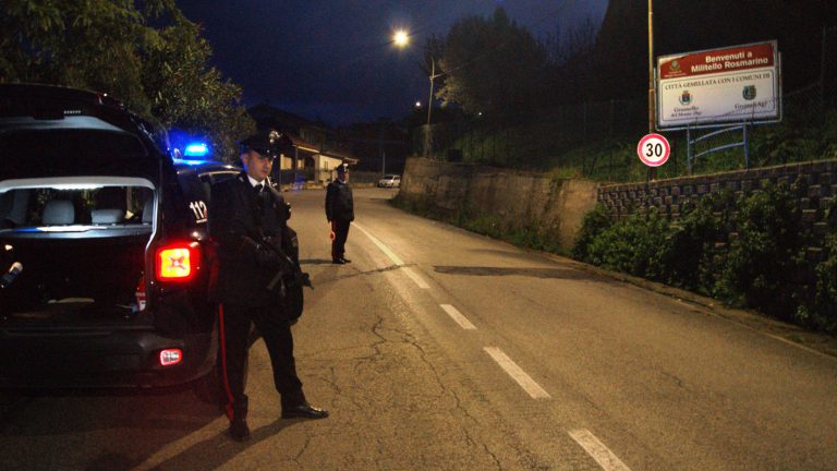 foto di due carabinieri per strada di notte