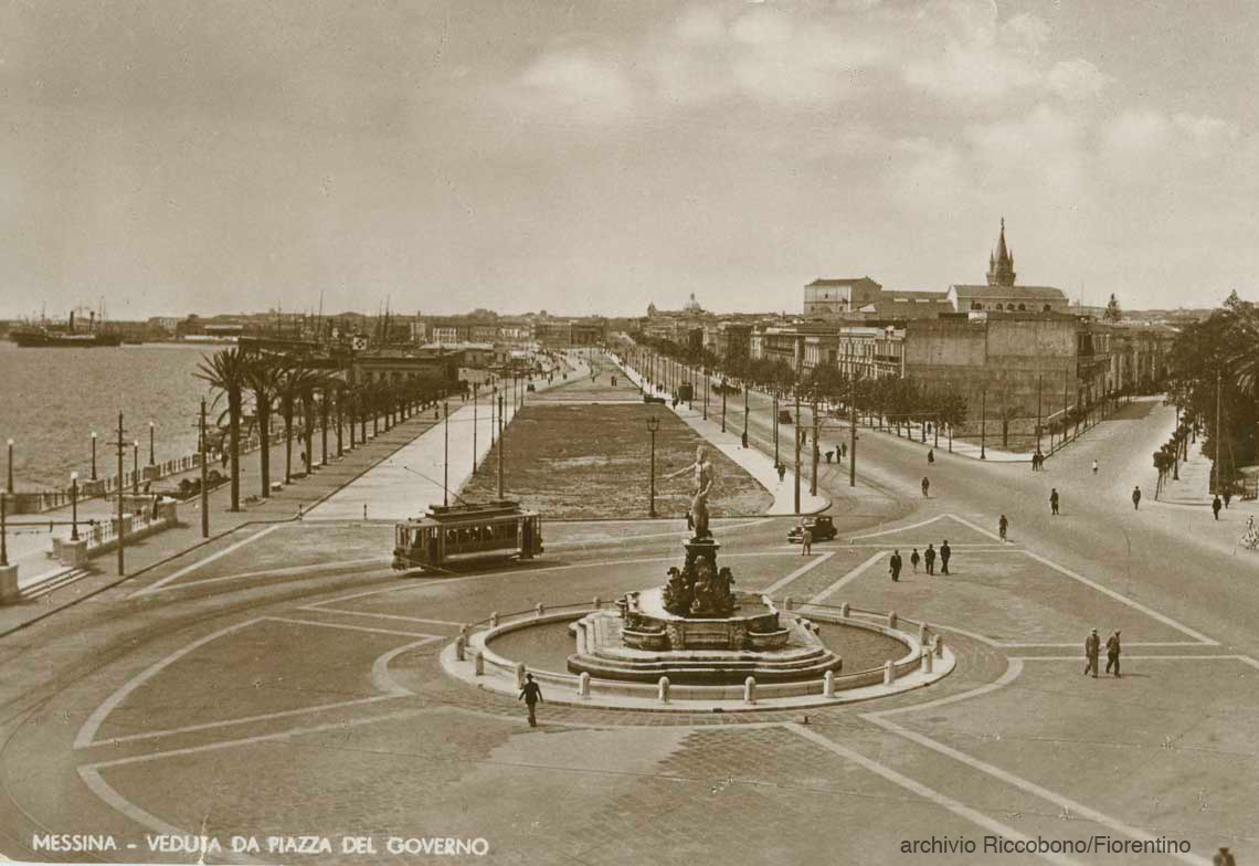 c'era una volta Messina: foto d'epoca del tram vicino alla statua del Nettuno