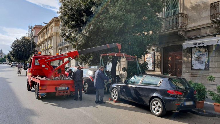 foto di un carroattrezzi che rimuove un'auto da un parcheggio in sosta vietata a messina