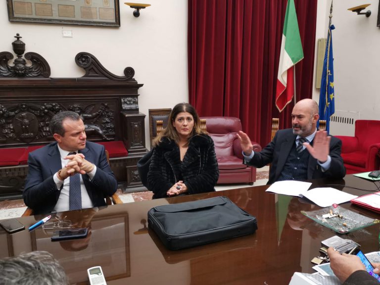 cateno de luca sul risanamento e sull'acquisto di immobili per le famiglie che vivono nelle baracche