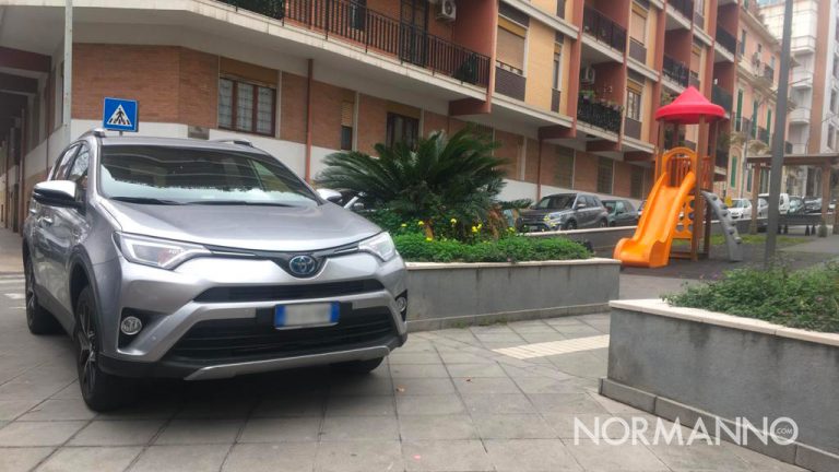 auto parcheggiata sul torrente trapani nell'area giochi per bambini, rubrica quattro frecce, messina