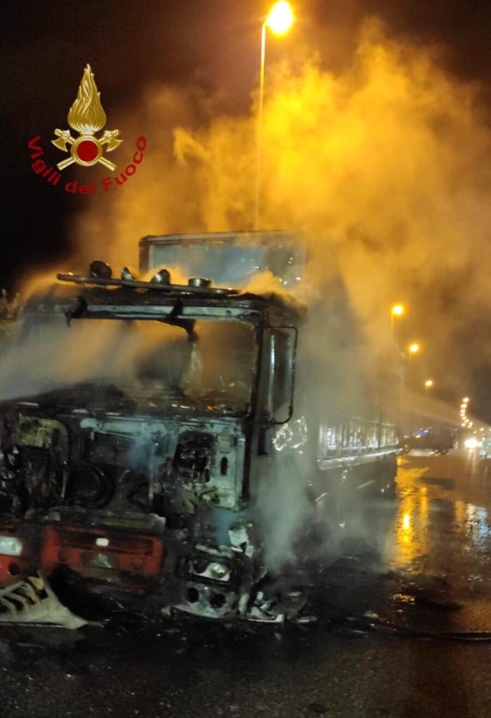 camion in fiamme in tangenziale a Messina, sulla E45 all'altezza dello svincolo di San Filippo. I vigili del fuoco sono intervenuti per spegnere l'incendio