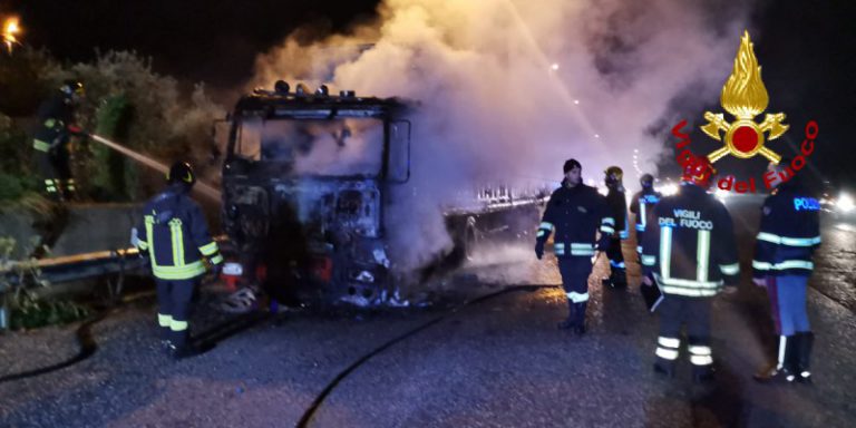 camion in fiamme in tangenziale a Messina, sulla E45 all'altezza dello svincolo di San Filippo. I vigili del fuoco sono intervenuti per spegnere l'incendio