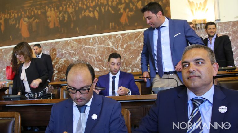 giuseppe schepis, francesco cipolla, andrea argento, serena giannetto e paolo mangano del gruppo consiliare del movimento 5 stelle di messina in consiglio comunale