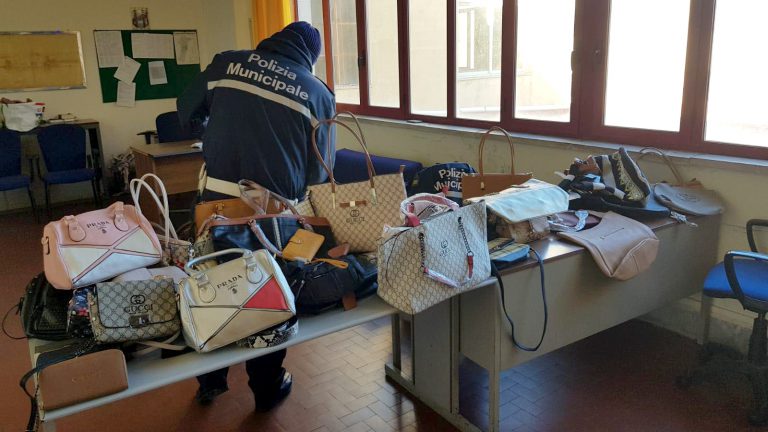 borse griffate false sequestrate dalla polizia municipale in centro a messina