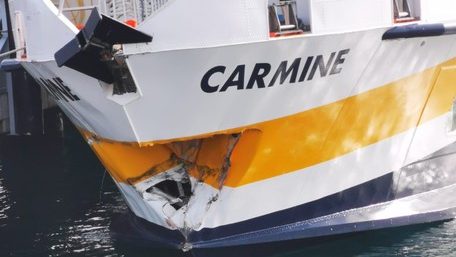 aliscafo della liberty lines danneggiato dopo limpatto con la banchina del porto di milazzo