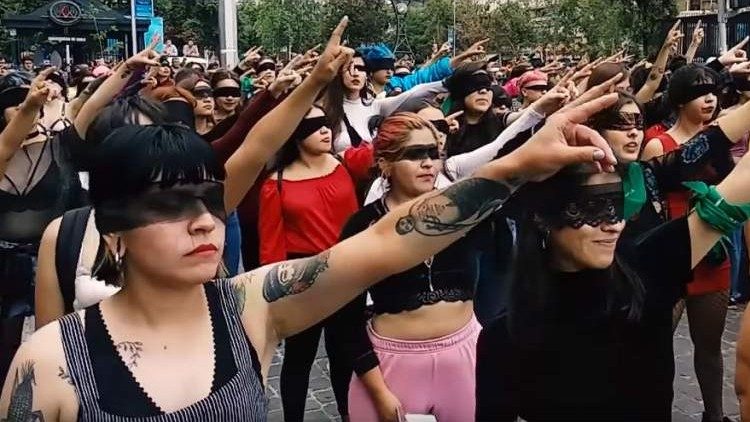 foto di repertorio del flash mob contro la violenza sulle donne “el violador eres tu”