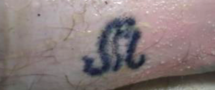 Foto tatuaggio M stilizzata - sub morto castel di tusa