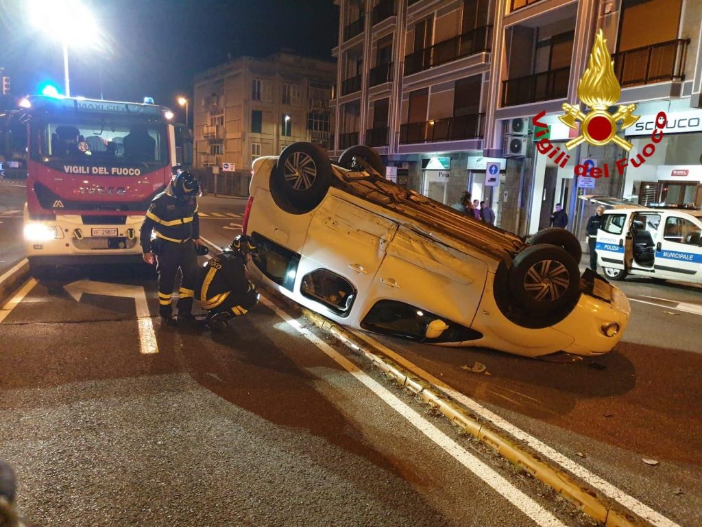 incidente a Messina: auto ribaltata sul viale Boccetta