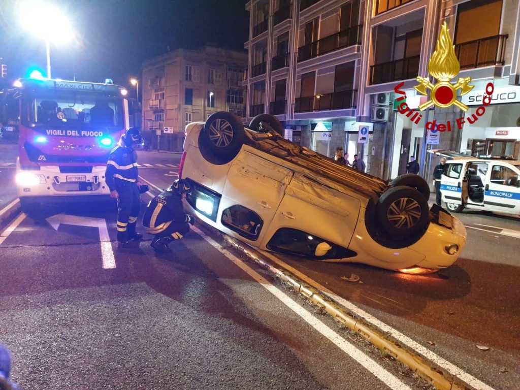 incidente a Messina: auto ribaltata sul viale Boccetta
