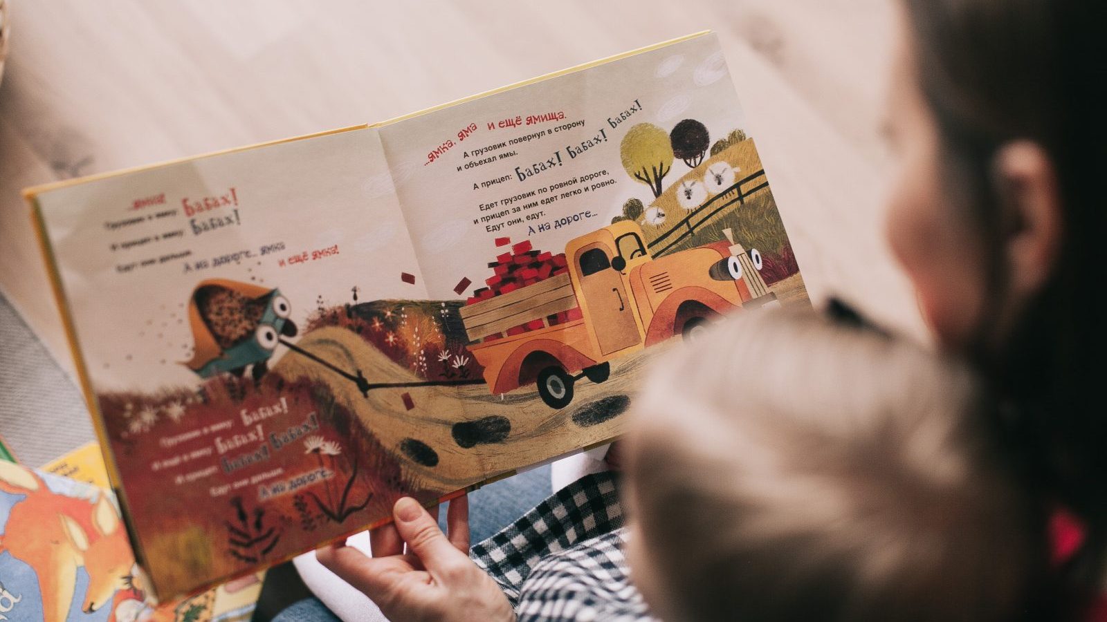 foto di un bambino che legge un libro per bambini