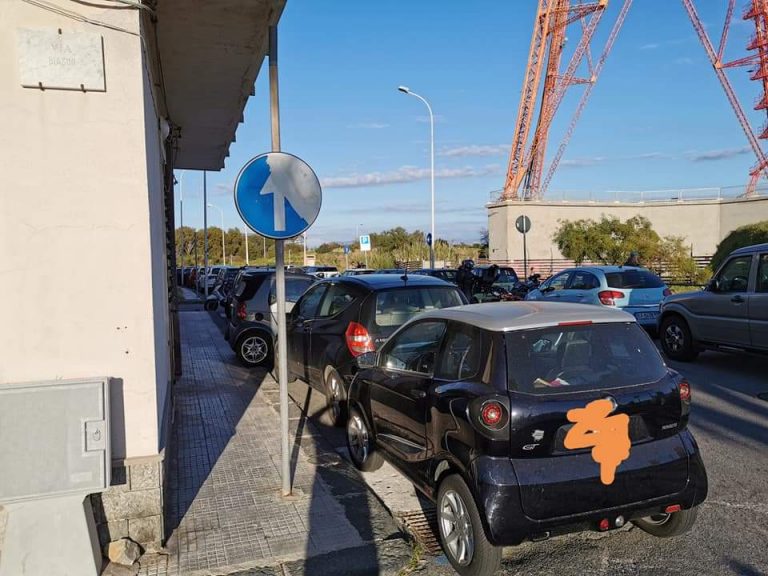 parcheggi selvaggi a torre faro: auto posteggiate dove non si potrebbe
