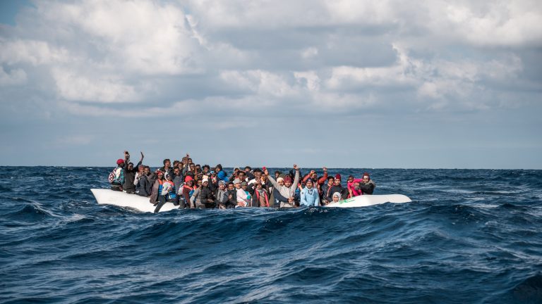 foto dei migranti soccorsi dalla seawatch 3 che approderanno a messina