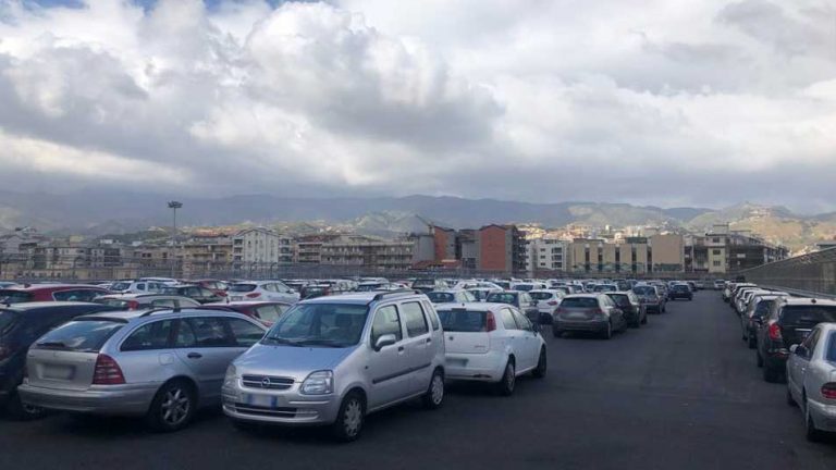foto di auto posteggiate nel parcheggio Sciva, a Messina