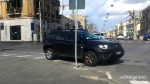 Foto di SUV parcheggiato sulle strisce a piazza Cairoli - Messina