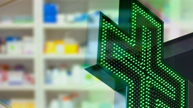 insegna di una farmacia