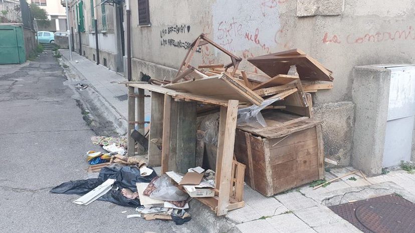 foto di rifiuti ingombranti abbandonati sul marciapiede a messina