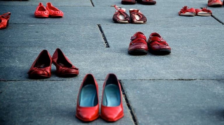 scarpe rosse, simbolo del femminicidio contro la violenza sulle donne