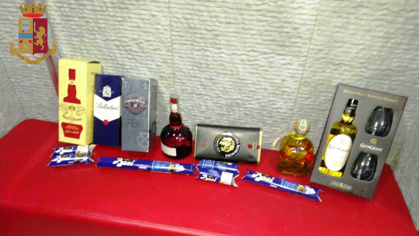foto di liquori e cioccolatini, refurtiva di un 18enne che ha tentato un furto in un bar pasticceria della zona nord di messina