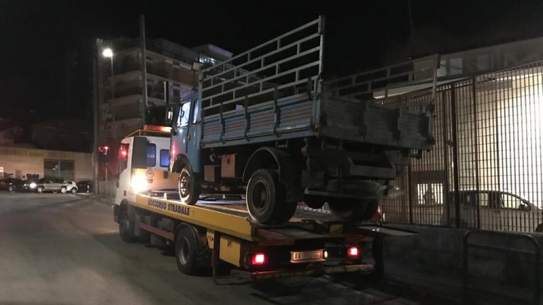 camion sequestrato usato per trasportare e scaricare materiale inerte nel torrente san filippo di Messina