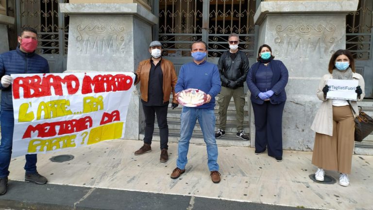 cateno de luca e alcuni barbieri, estetisti e parrucchieri di fronte al comune di messina dopo la protesta #tagliatifuori