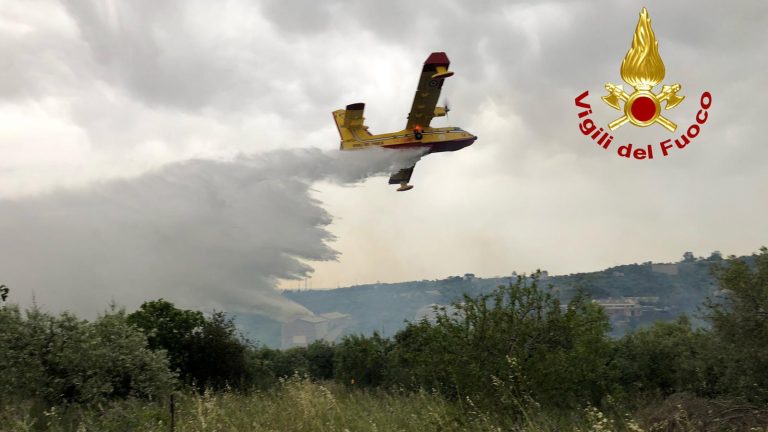 incendio spadafora, l'intervento dei vigili del fuoco di messina