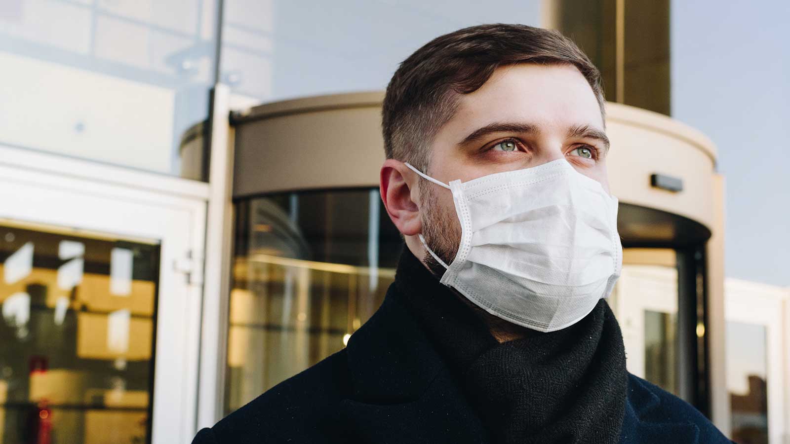 foto di un ragazzo che indossa una mascherina protettiva contro il coronavirus