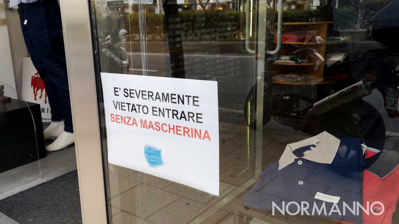 cartello “vietato entrare senza la mascherina” in un negozio di messina durante la riapertura post lockdown da coronavirus